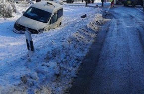 Polizeiinspektion Northeim: POL-NOM: Verkehrsunfall, Pkw kollidiert mit Gegenverkehr