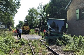 Polizei Mettmann: POL-ME: Güterzug verunfallt mit Reisebus - Ratingen - 2306011