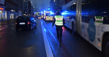 Polizei Bremerhaven: POL-Bremerhaven: Auto kollidiert mit Linienbus - 68-Jähriger schwer verletzt