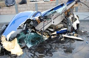 Polizeiinspektion Nienburg / Schaumburg: POL-NI: LKW in Weser entdeckt - Lebloser Körper des Fahrers abgetrieben und noch nicht gefunden -Bilder im Download-