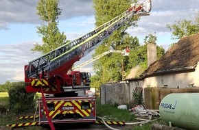 Feuerwehr Moers: FW Moers: Schwierige Löscharbeiten bei Dachstuhlbrand in Moers-Kapellen