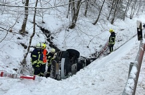 Kreispolizeibeh&ouml;rde Siegen-Wittgenstein: POL-SI: BMW landet im Bach - f&uuml;nf Personen verletzt, Vierbeiner blieb unversehrt - zahlreiche Verkehrsunf&auml;lle nach Schneefall -#polsiwi