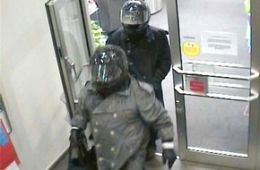 Polizei Düsseldorf: POL-D: Postfiliale in Benrath überfallen - Polizei fahndet nun mit Phantombild --- Geldinstitut in Angermund überfallen - Foto aus Überwachungskamera als Datei angehängt