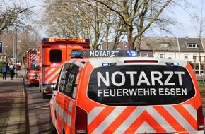 Feuerwehr Essen: FW-E: Pkw kollidiert mit Linienbus- fünf Personen mit Rettungswagen in Krankenhäuser transportiert