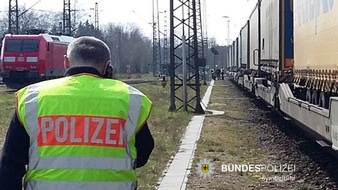 Bundespolizeidirektion München: Bundespolizeidirektion München: Güterzugmigration / Zehn Personen am Güterbahnhof München-Ost aufgegriffen