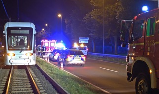 Feuerwehr Gelsenkirchen: FW-GE: Person von Straßenbahn erfasst und lebensgefährlich verletzt