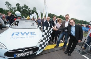 Innogy SE: RWE feiert erfolgreiche Go & See Tour 2015 / 3000 Kilometer mit Tesla S quer durch Europa / Beim Finale am Stadion Essen nimmt RWE größte eigene E-Bike-Ladesäule in Betrieb