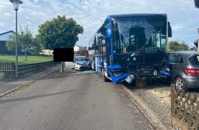 Polizeidirektion Wittlich: POL-PDWIL: Wegrollender Bus - mehrere Pkw und Grundstücksmauern beschädigt