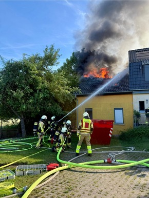 FW-EN: Dachstuhlbrand - Feuerwehr Hattingen verhindert &Uuml;bergreifen der Flammen