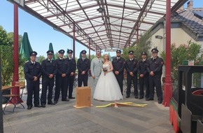 Freiwillige Feuerwehr Tönisvorst: FW Tönisvorst: Brautpaar öffnet sich die Tür in ihren neuen Lebensabschnitt