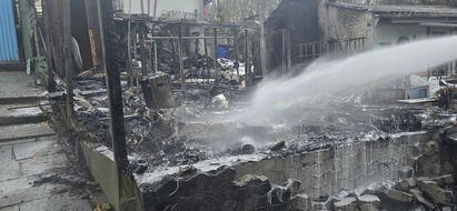 Feuerwehr Heiligenhaus: FW-Heiligenhaus: Gartenlaube in Kleingartenanlage brennt - Feuerwehr verhindert Übergreifen auf weiteres Gebäude
