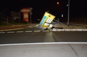 Kreispolizeibehörde Herford: POL-HF: Verkehrsunfallflucht - Ermittlungen führen zu blau-grauem Opel Omega - Polizei sucht Unfallverursacher