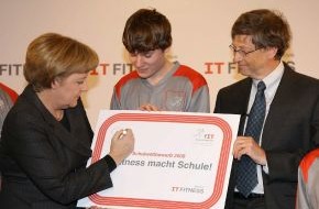 Microsoft Deutschland GmbH: Bill Gates: Schüler auf die Herausforderungen der Zukunft vorbereiten / 
Bundeskanzlerin Angela Merkel und Microsoft-Gründer Bill Gates starten den Wettbewerb "IT-Fitness macht Schule"