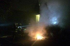 Feuerwehr Hattingen: FW-EN: Brand mehrerer Mülltonnen greift auf Fassade über