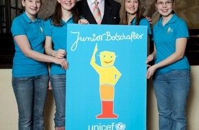 UNICEF Deutschland: Roger Moore spornt an zur "Mission Kinderrechte" / Endspurt für den  UNICEF-JuniorBotschafter-Wettbewerb 2010 (mit Bild)