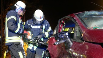 Freiwillige Feuerwehr Celle: FW Celle: Einsatzübung Verkehrsunfall - Feuerwehr und Rettungsdienst üben in Celle