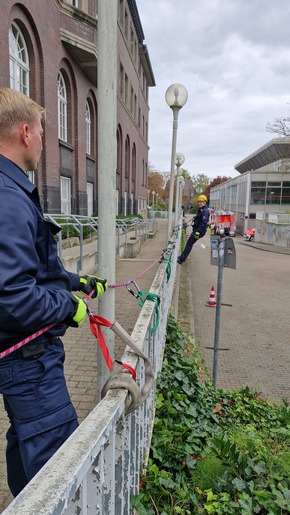 Feuerwehr Bottrop: FW-BOT: Feuerwehr Bottrop trainiert die Sicherung gegen Absturz