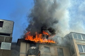 Kreisfeuerwehrverband Ennepe-Ruhr e.V.: FW-EN: Erstmeldung: Dachstuhlbrand mit Menschenrettung in der Schöntaler Straße - 2 Personen mit Drehleiter gerettet