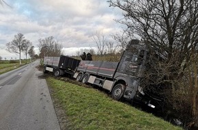 Polizeiinspektion Stade: POL-STD: LKW mit Anhänger gerät in den Seitenraum - Polizei sucht Fahrer von weißem Transporter