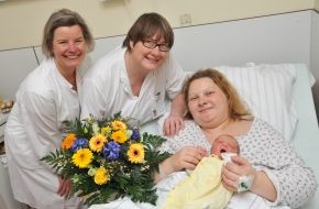 Asklepios Kliniken GmbH & Co. KGaA: Das tausendste Asklepios-Baby wurde in der Asklepios Klinik Nord - Heidberg geboren / Leonie-Sophie ist eine muntere Erstgeborene