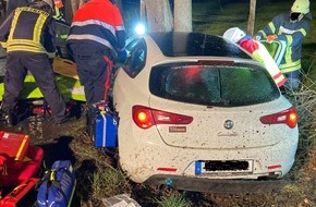 Polizei Aachen: POL-AC: Pkw fährt gegen Baum