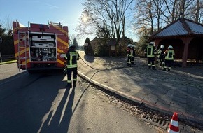 Freiwillige Feuerwehr Gemeinde Schiffdorf: FFW Schiffdorf: Brennender Zeitungsstapel verursacht Einsatz am ersten Advent
