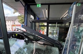 Feuerwehr Gladbeck: FW-GLA: PKW fährt in Fassade eines Supermarktes