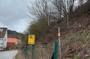 Polizeiinspektion Dahn: POL-PIDN: Ortsschild gestohlen und im Stra&szlig;engraben entsorgt