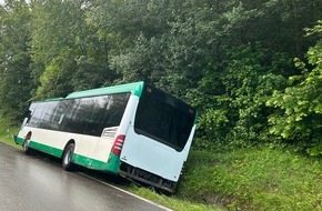 Polizeidirektion Kaiserslautern: POL-PDKL: Alleinunfall mit Schulbus