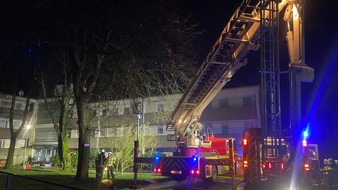 Feuerwehr Haan: FW-HAAN: Kellerbrand in Gebäude für Betreutes Wohnen - 10 Bewohner über Hubrettungsfahrzeug gerettet