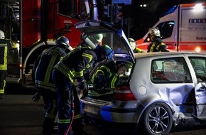 Kreisfeuerwehrverband Neunkirchen: FW LK Neunkirchen: Drei Verletzte bei Unfall - Feuerwehr rettet Schwerverletzte aus Wrack