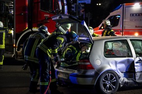 FW LK Neunkirchen: Drei Verletzte bei Unfall - Feuerwehr rettet Schwerverletzte aus Wrack