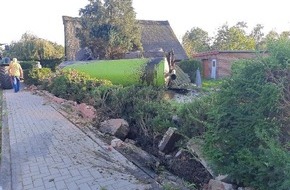 Polizeiinspektion Cuxhaven: POL-CUX: Traktorgespann mit Güllefass verunfallt aufgrund nicht angepasster Geschwindigkeit - Ca. 10.000l Gülle laufen aus (Lichtbild im Vorgang)