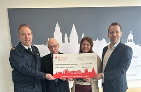 Feuerwehr Mainz: FW Mainz: Oberb&uuml;rgermeister Nino Haase und die Feuerwehr Mainz &uuml;berreichen Spende an den Verein Trauernde Eltern & Kinder