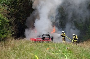 Feuerwehr Greven: FW-Greven: Landwirtschaftliches Fahrzeug in Vollbrand