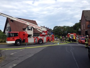 FW-KLE: Zimmerbrand greift auf Dachstuhl über
