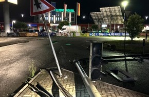 Polizeipräsidium Nordhessen - Kassel: POL-KS: Sattelzug zerstört Ampel am Lohfeldener Rüssel: Zeugen nach Unfallflucht am Rasthof gesucht