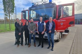 Freiwillige Feuerwehr Celle: FW Celle: Gerätewagen Gefahrgut in Augenschein genommen - finnische Feuerwehrleute zu Gast in Celle!