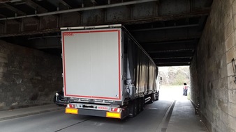 Polizeidirektion Mayen: POL-PDMY: Litauischer Sattelzug fährt sich unter Bahnbrücke fest