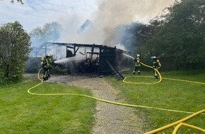 Freiwillige Feuerwehr Horn-Bad Meinberg: FW Horn-Bad Meinberg: Grillhütte mit Anbau brennt komplett aus - Gasflasche geborgen