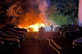 Feuerwehr Paderborn: FW Paderborn: Drei Pkw auf abgeschlossenem Hinterhof in Vollbrand Feuerwehr verhindert Ausbreitung