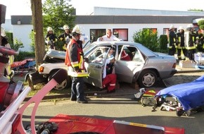 Feuerwehr Essen: FW-E: Verkehrsunfall, Limousine prallt gegen Baum, zwei schwerverletzte Personen