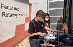 Feuerwehr Frankfurt am Main: FW-F: Girls'Day bei der Feuerwehr Frankfurt am Main - "Dem Papa auf der Arbeit über die Schultern geschaut"