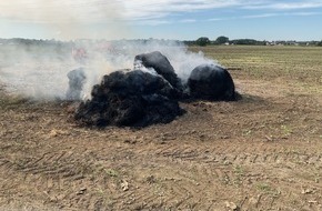 Feuerwehr Dortmund: FW-DO: Feuer in Dortmund-Asseln Brand mehrerer Strohballen auf einem Feld