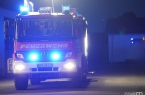 Freiwillige Feuerwehr Hünxe: FW Hünxe: Adventskranz brennt - Feuer greift auf Mobiliar über