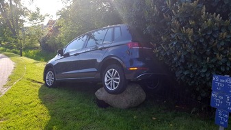 Polizeiinspektion Stade: POL-STD: Unbekannte dringen in Horneburger Rathaus ein und bauen mit entwendetem Gemeindeauto Unfall, Motorroller in Freiburg entwendet, Einbrecher in Buxtehuder auf frischer Tat festgenommen