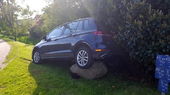 Polizeiinspektion Stade: POL-STD: Unbekannte dringen in Horneburger Rathaus ein und bauen mit entwendetem Gemeindeauto Unfall, Motorroller in Freiburg entwendet, Einbrecher in Buxtehuder auf frischer Tat festgenommen