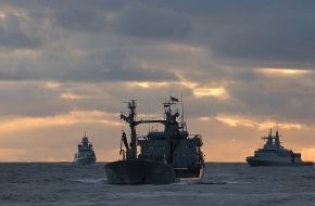 Presse- und Informationszentrum Marine: Deutsche Marine - Pressemeldung: Ohne sie läuft nichts - die Trossschiffe der Deutschen Marine im weltweiten Einsatz