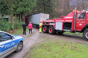 Polizeiinspektion Hameln-Pyrmont/Holzminden: POL-HOL: Boffzen - Revierförsterei Rottmünde:
Zur Bergung schweres Gerät erforderlich
- Nasses Erdreich lässt schwere Fahrzeuge "absacken" -