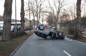 Polizei Rheinisch-Bergischer Kreis: POL-RBK: Overath - Pkw fährt vor einen Baum und landet auf dem Dach